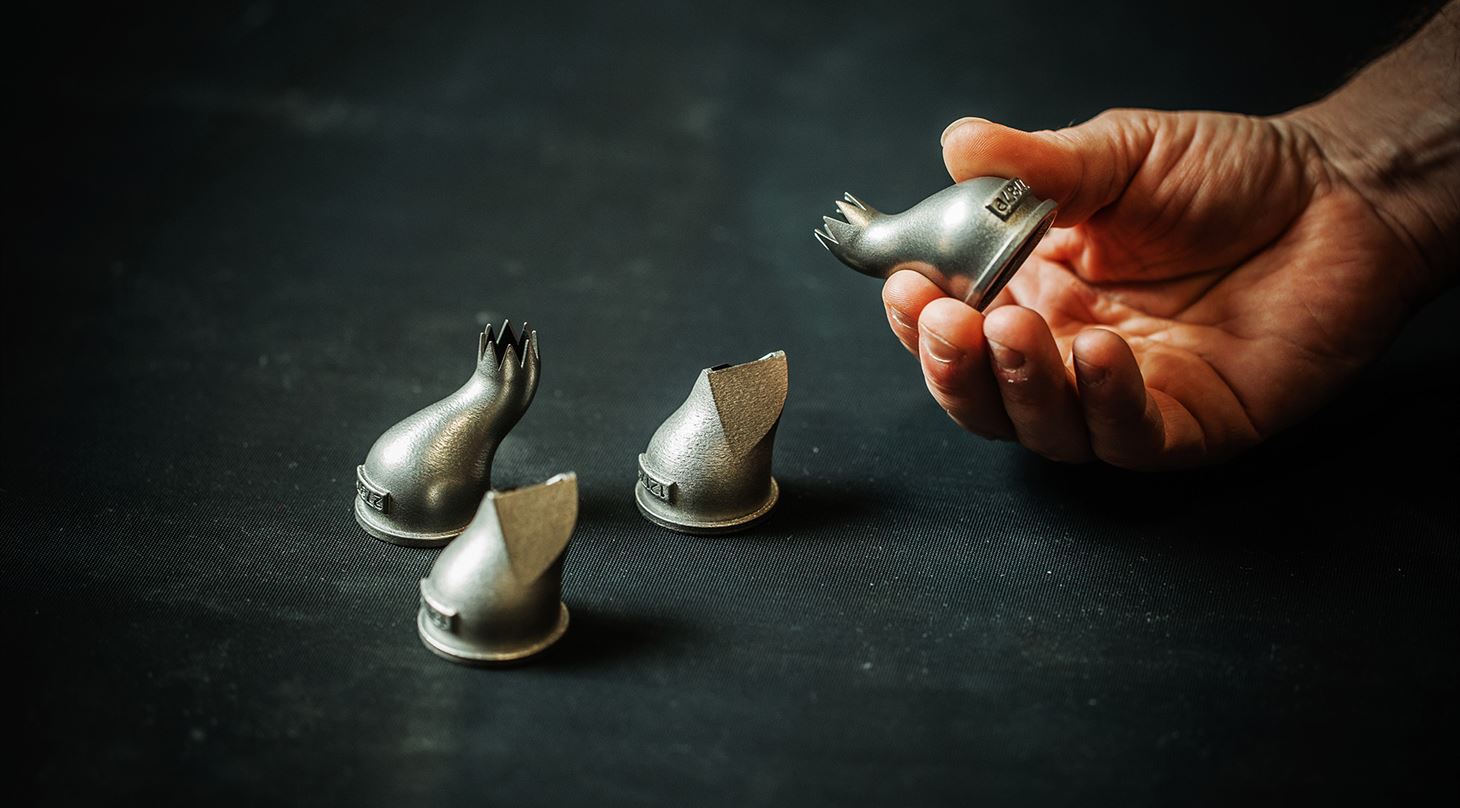 3 kagetyller på et bord, og en der holdes i hånden